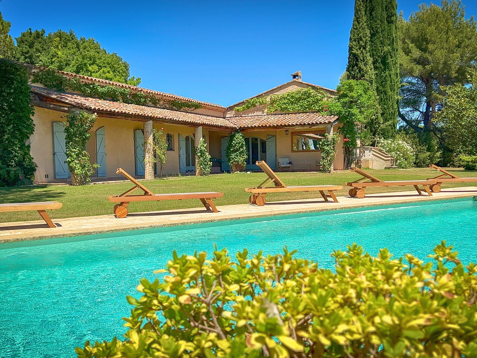 01-villa-a-vendre-aix-en-provence-piscine-et-maison